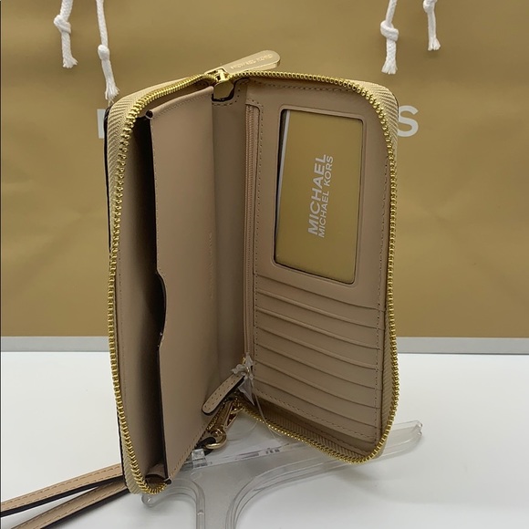 MICHAEL KORS JET SET TRAVEL LG FLAT MF PHN CASE - Picture 9 of 16